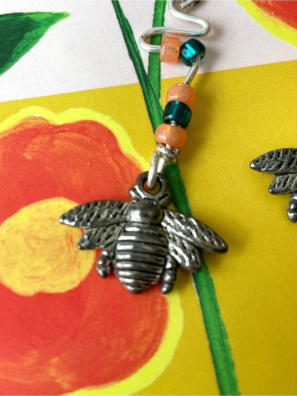Cute silvertone & beaded dangly bee earrings wilderkind garden summer